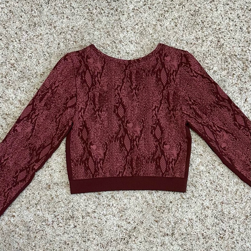Fabletics Women’s Cherry Snakeskin Seamless Long-Sleeve Kamila Crop Top. Size L. - Picture 4 of 9